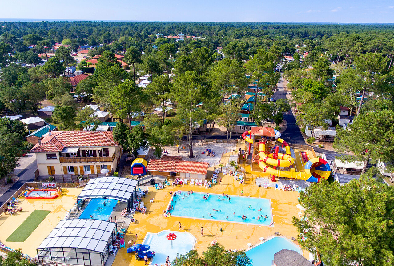 Waterpark met glijbanen en zwembaden, stacaravans op camping CAPFUN Sud Land in Labenne-Ocean.