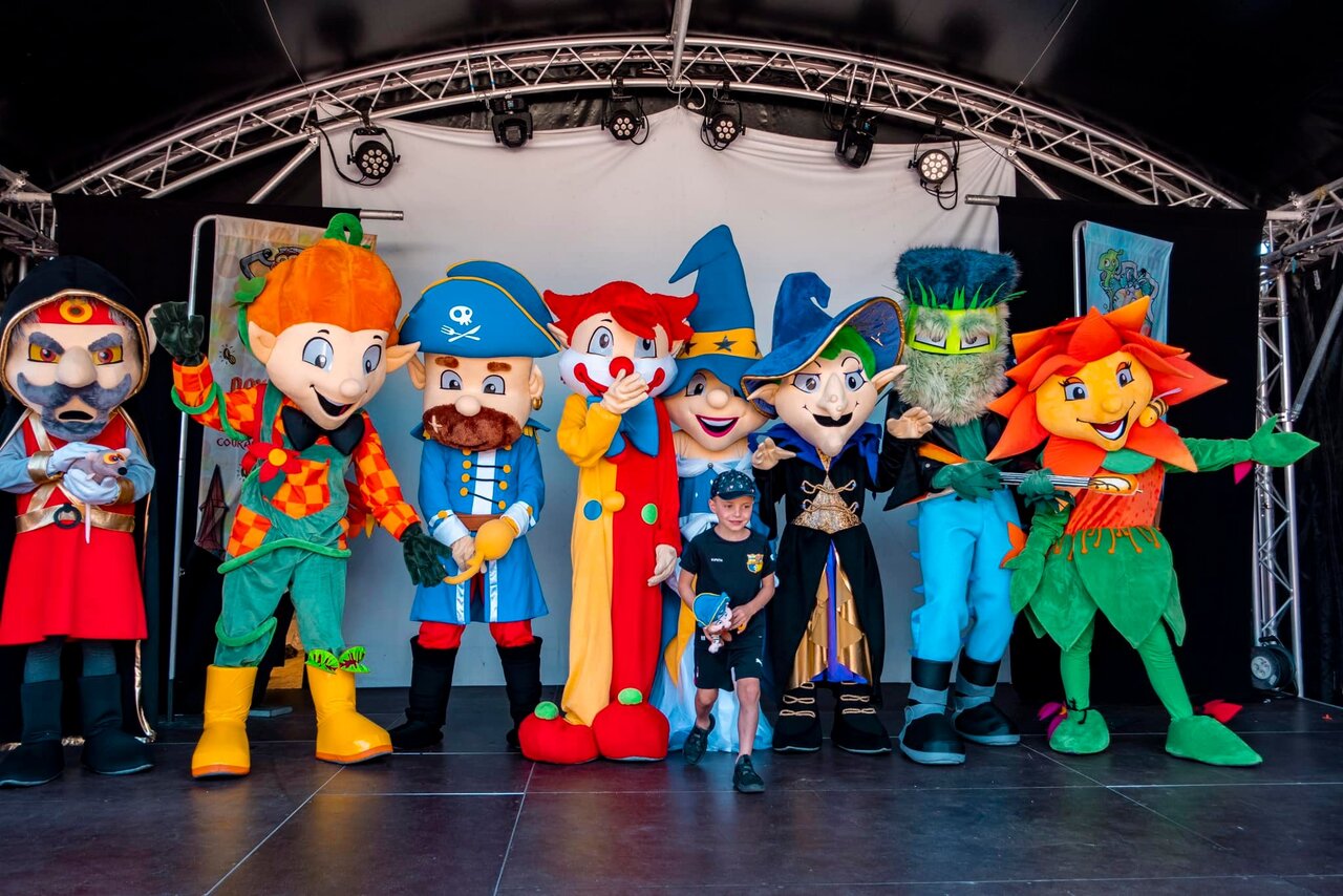 Mascottes en kind, animatie op camping CAPFUN Sud Land in Labenne-Ocean.