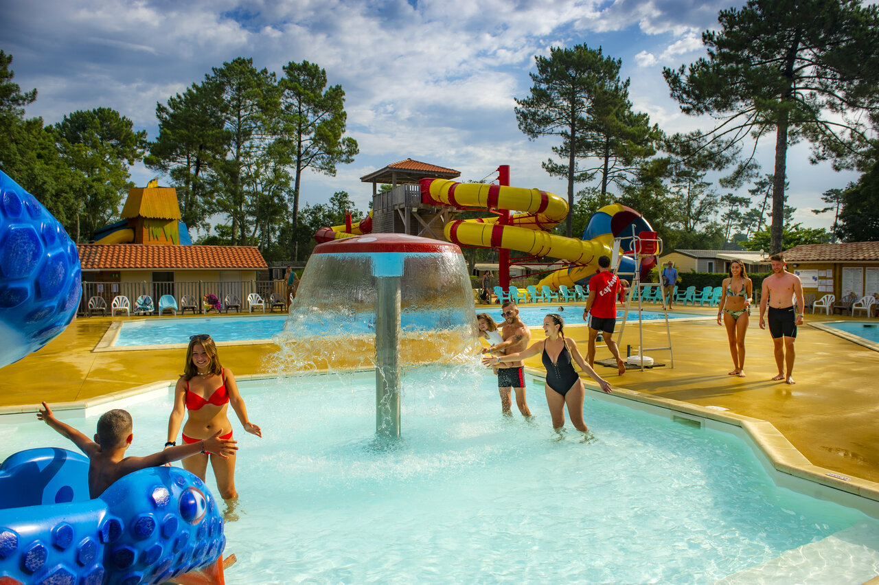 Waterpark, glijbanen en waterspelen op camping CAPFUN Sud Land in Labenne-Ocean.