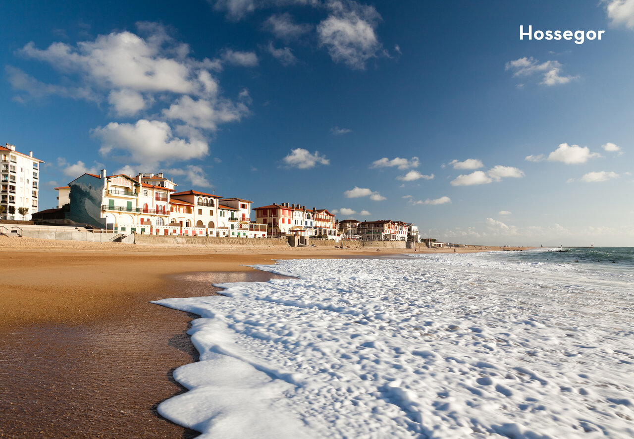 Strand van Hossegor met kleurrijke gebouwen en oceaangolven, Landes.
