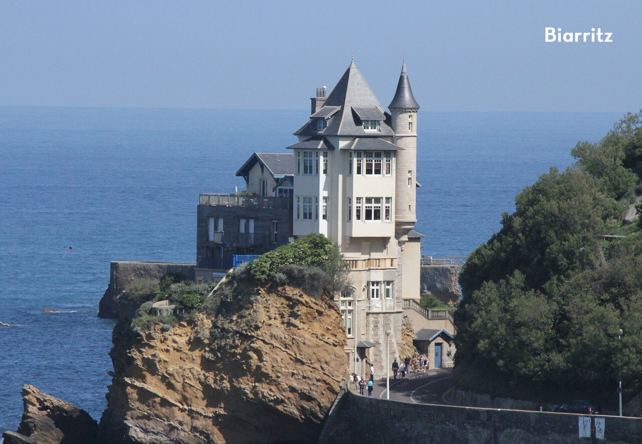 Historisch gebouw aan de rotsachtige kust van Biarritz, Baskenland, te bezoeken.