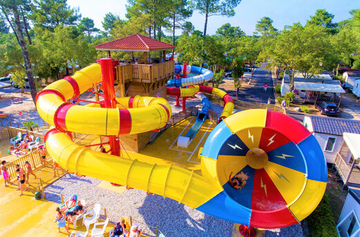 Kleurrijke waterglijbanen en waterpark op camping CAPFUN Sud Land in Labenne-Ocean (40).