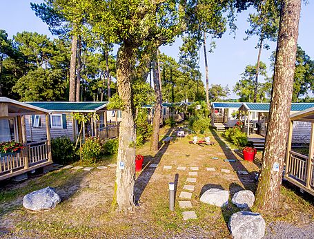Comfortabele stacaravans met terrassen op camping CAPFUN Sud Land in Labenne-Ocean (40).
