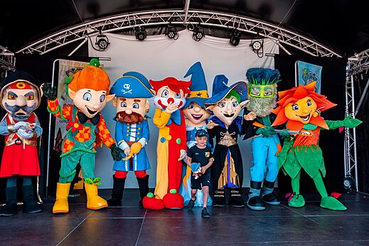 Mascottes en kind op animatiepodium op camping CAPFUN Sud Land in Labenne-Ocean.