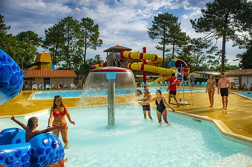 Waterpark met waterspellen en glijbanen op camping CAPFUN Sud Land in Labenne-Ocean.