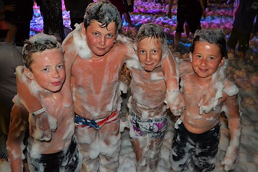 Lachende kinderen op schuimfeest, camping CAPFUN Sud Land in Labenne-Ocean.