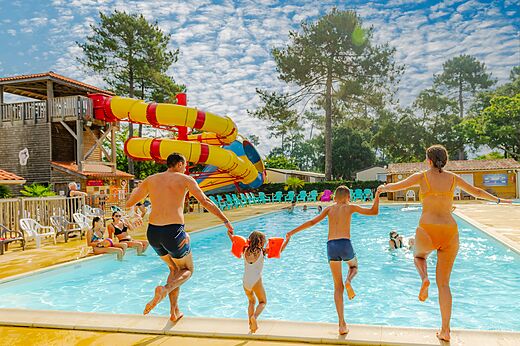 Buitenzwembad, waterglijbanen en familie op camping CAPFUN Sud Land, Labenne-Ocean.
