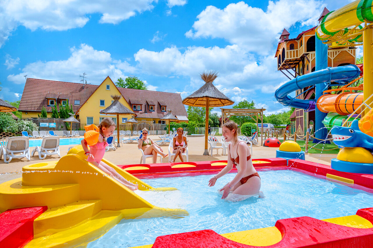 Waterpark met glijbanen en kinderbad op camping CAPFUN Suzel in Sainte-Croix-en-Plaine (68).