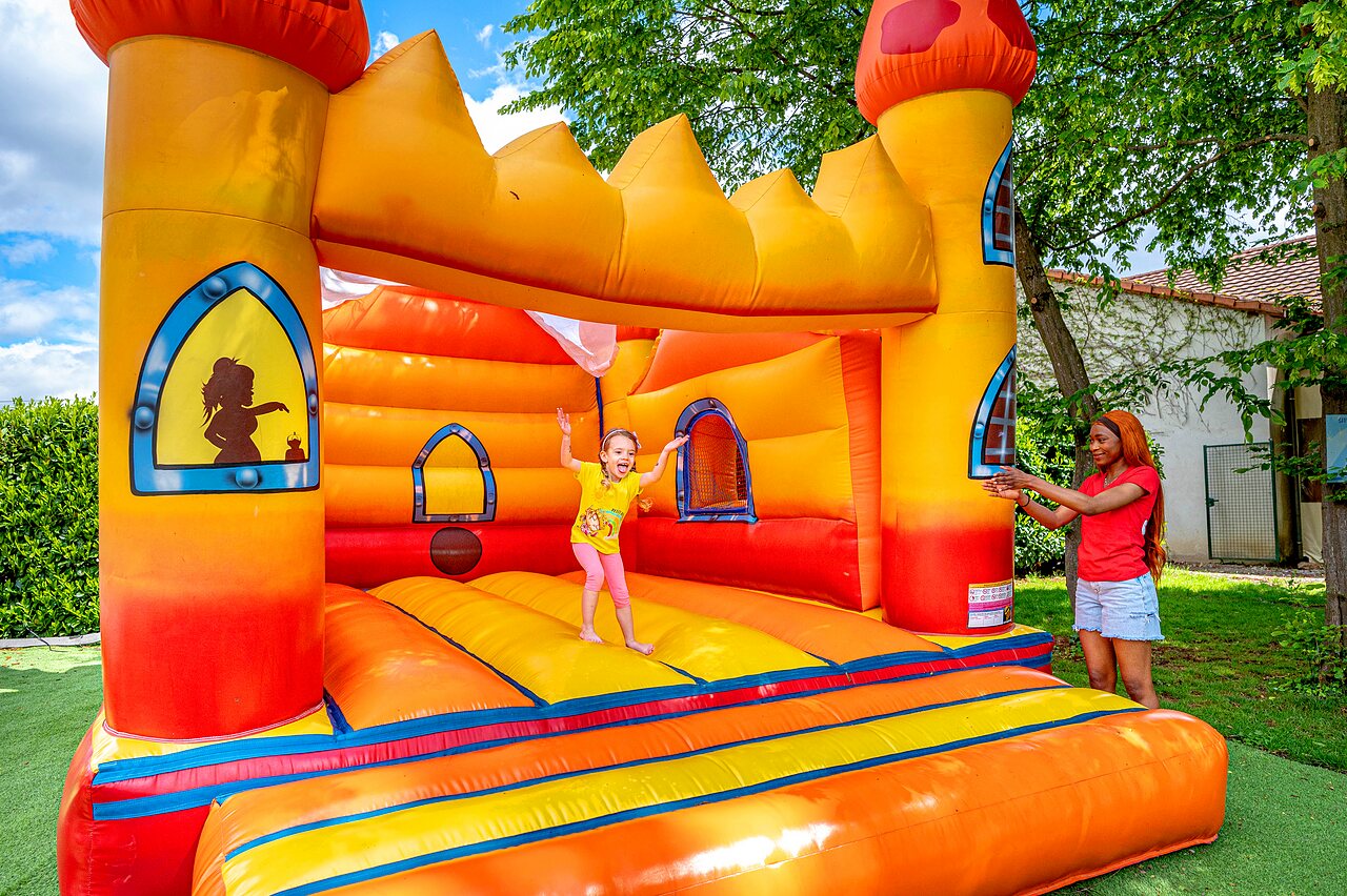 Kleurrijk springkasteel voor kinderen op CAPFUN Suzel, Sainte-Croix-en-Plaine (68).