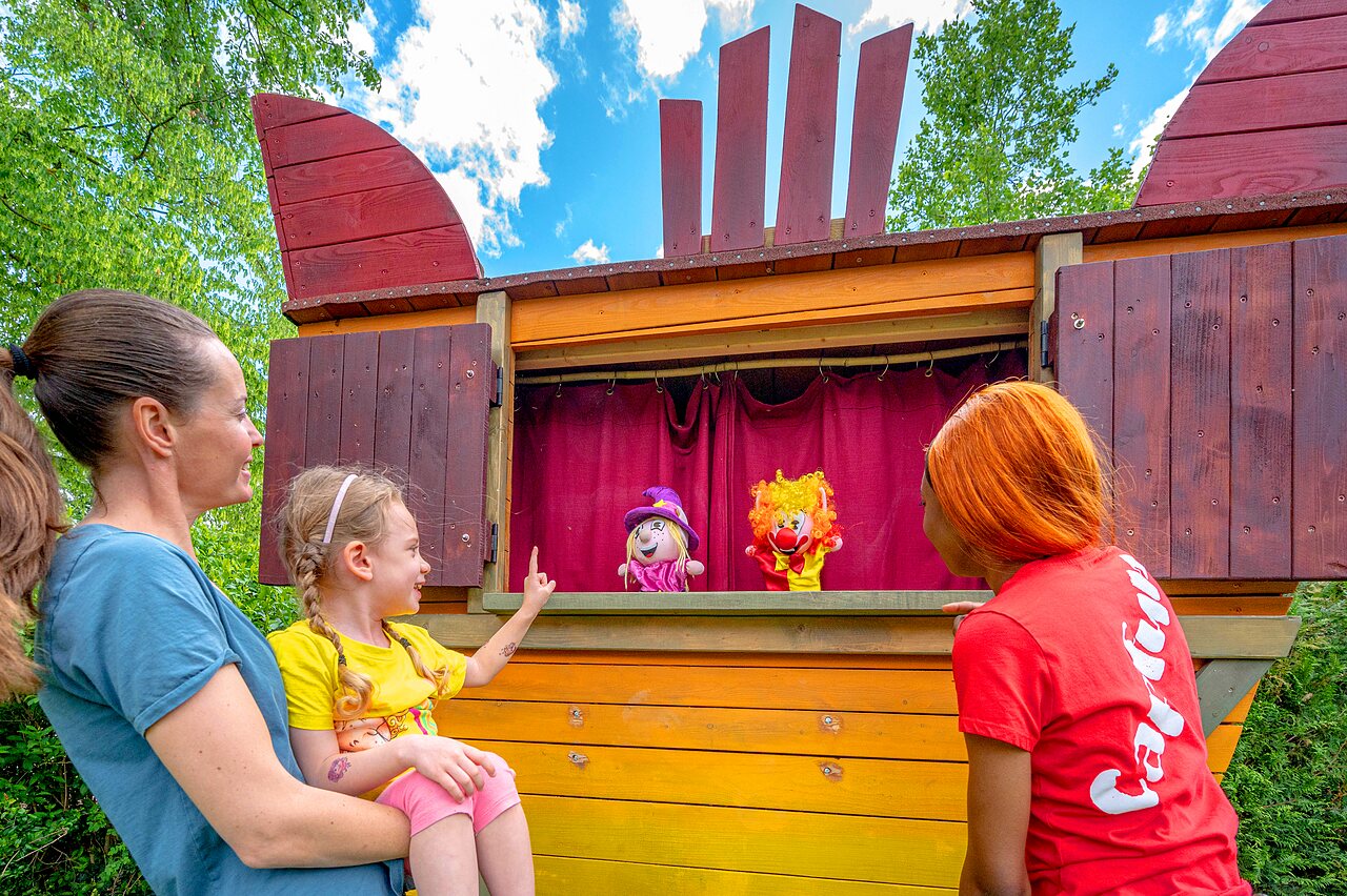 Poppenkastvoorstelling voor kinderen, animatie op CAPFUN Suzel in Sainte-Croix-en-Plaine.