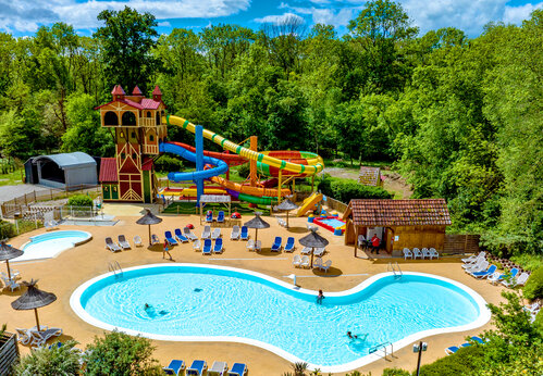 Waterpark met zwembaden en reuzenglijbanen op camping CAPFUN Suzel in Sainte-Croix-en-Plaine.