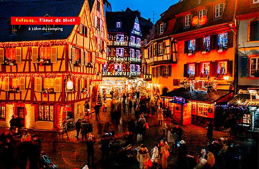 Magische kerstmarkt in Colmar, Elzas, met verlichte vakwerkhuizen.