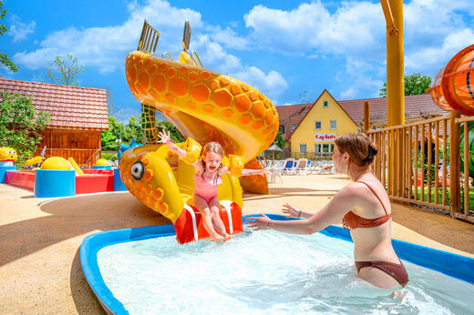 Waterschildpadglijbaan en kinderzwembad op camping CAPFUN Suzel in Sainte-Croix-en-Plaine (68).