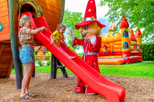 Speeltuin, mascotte op camping CAPFUN Suzel in Sainte-Croix-en-Plaine (68).