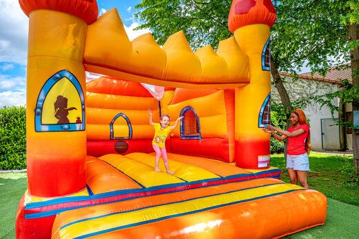 Kleurrijk springkasteel voor kinderen op camping CAPFUN Suzel in Sainte-Croix-en-Plaine (68).