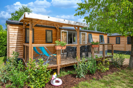 Houten stacaravan met ingericht terras op camping CAPFUN Suzel in Sainte-Croix-en-Plaine (68).