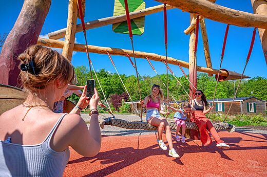 Reuzenschommel van hout voor iedereen op camping CAPFUN Suzel in Sainte-Croix-en-Plaine.