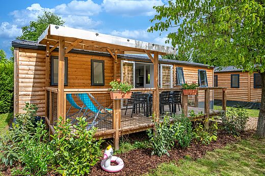 Houten stacaravan met overdekt terras op camping CAPFUN Suzel in Sainte-Croix-en-Plaine.