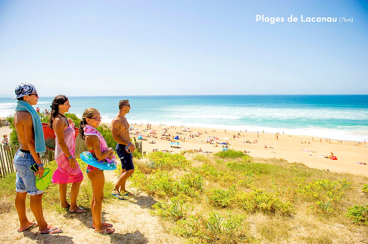 Familie bewondert de uitgestrekte stranden van Lacanau, populaire toeristische bestemming in Gironde.