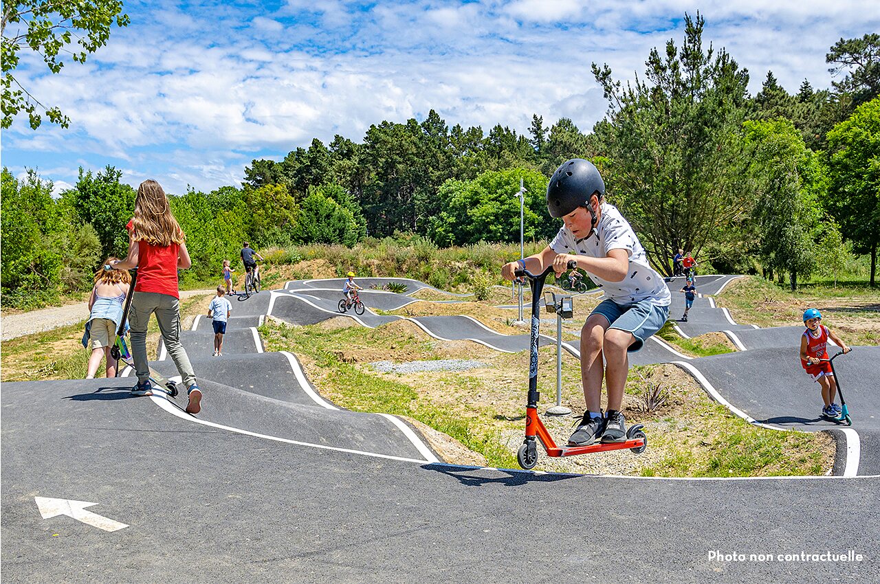 Pump track, kinderen op step en fiets, camping CAPFUN Talaris Vacances Lacanau (33).