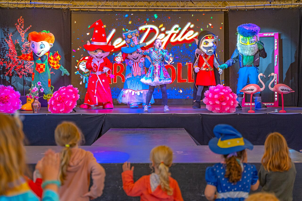 Animatieshow met mascottes en kinderen op camping CAPFUN Talaris Vacances in Lacanau.