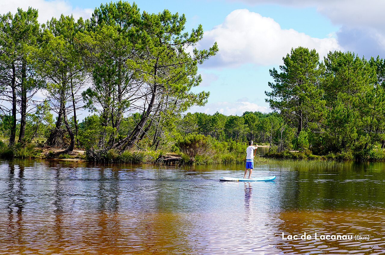 Paddleboarden op het Lac de Lacanau, een wateractiviteit dichtbij de camping.