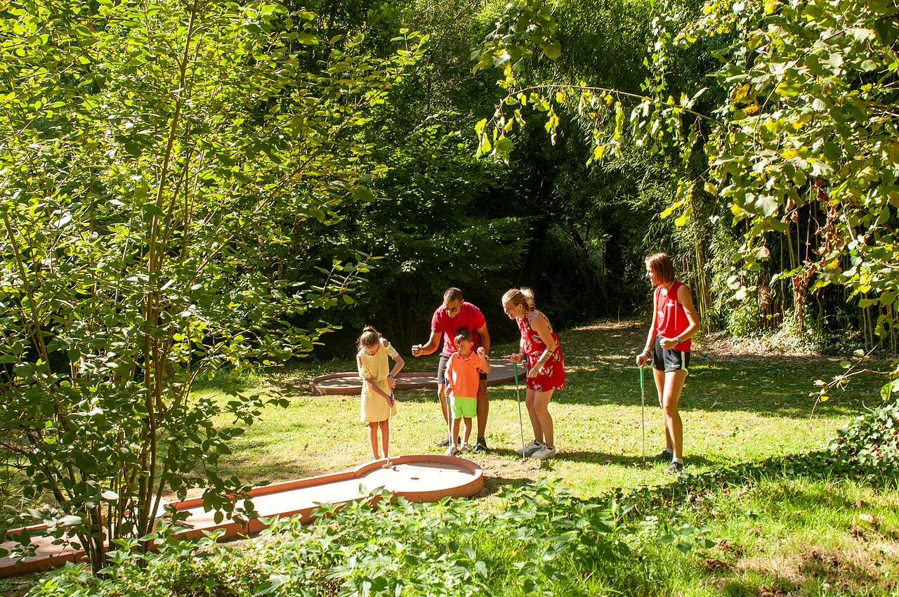 Familie minigolfspel op camping CAPFUN Talaris Vacances in Lacanau (33).