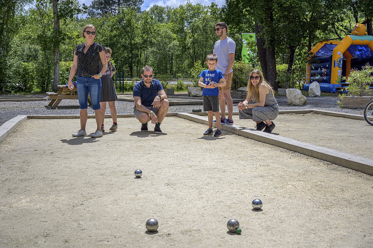 Familie speelt jeu de boules op baan op camping CAPFUN Talaris Vacances in Lacanau (33).