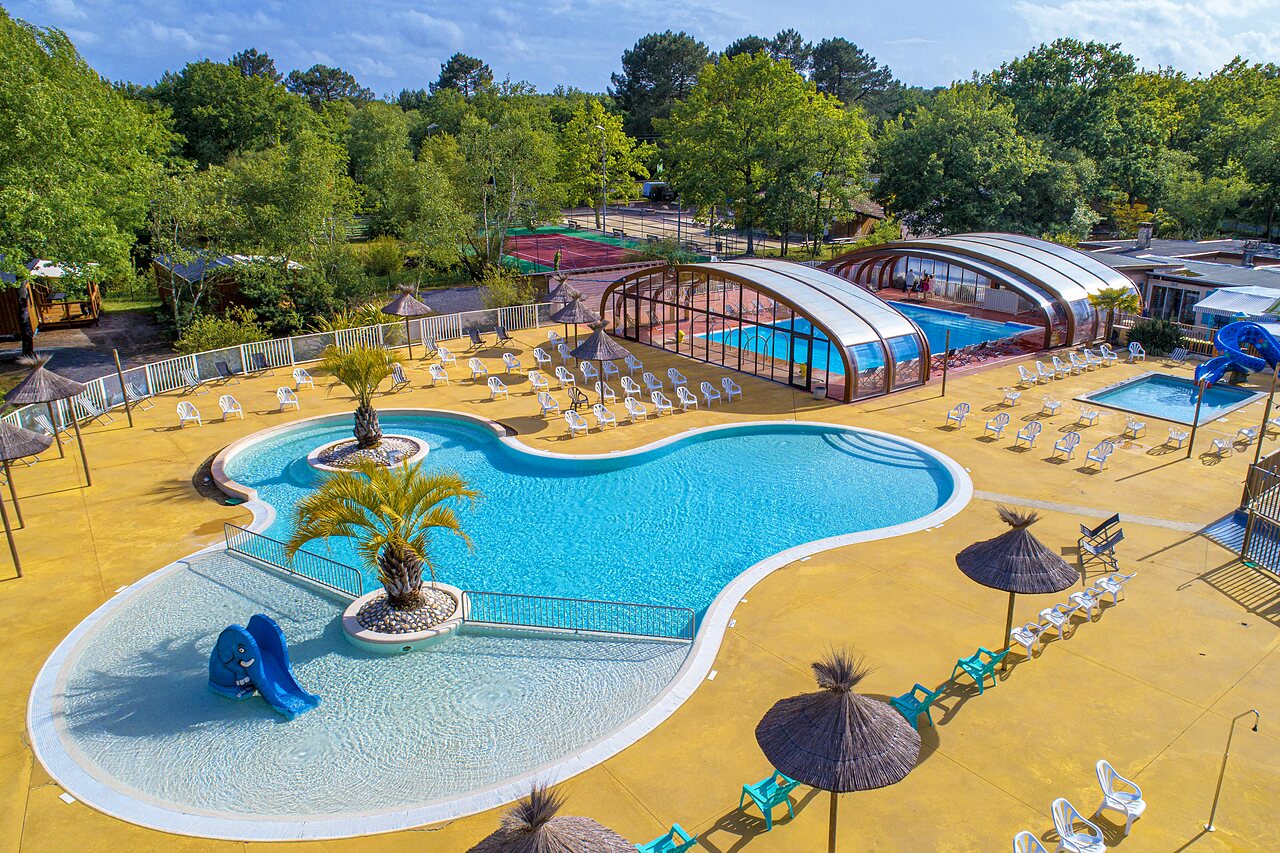 Buiten- en binnenzwembaden, glijbanen, solarium op camping CAPFUN Talaris Vacances in Lacanau (33).