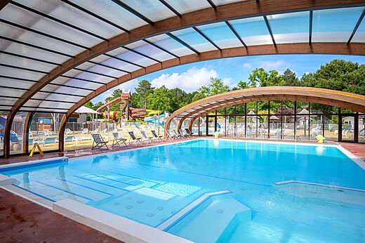 Overdekt zwembad met ge�ntegreerde jacuzzi op camping CAPFUN Talaris Vacances in Lacanau (33)