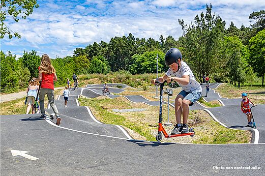 Kinderen op pump track baan camping CAPFUN Talaris Vacances Lacanau.