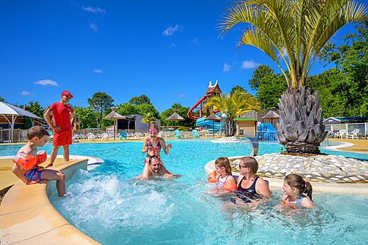 Buitenzwembad, jacuzzi en glijbanen op camping CAPFUN Talaris Vacances in Lacanau (33).