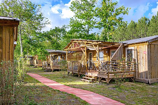 Houten stacaravans met terrassen op camping CAPFUN Talaris Vacances in Lacanau (33).