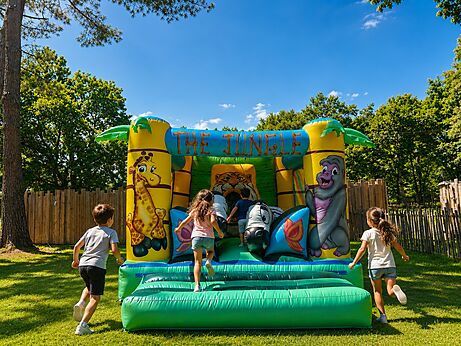 Opblaasbare jungle speelstructuur voor kinderen op camping CAPFUN Talaris Vacances in Lacanau.