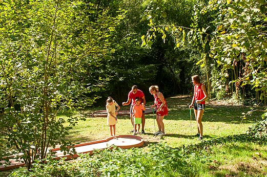 Familie minigolf op groene baan op camping CAPFUN Talaris Vacances in Lacanau.