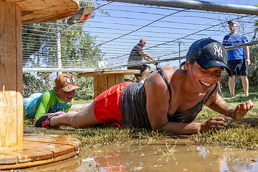 Modderig hindernissenparcours op camping CAPFUN Talaris Vacances in Lacanau (33).