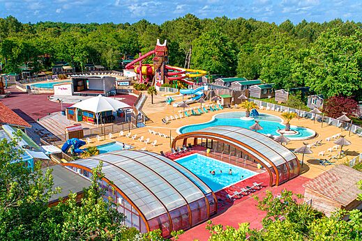 Zwembaden en glijbanen van het waterpark CAPFUN Talaris Vacances in Lacanau (33).