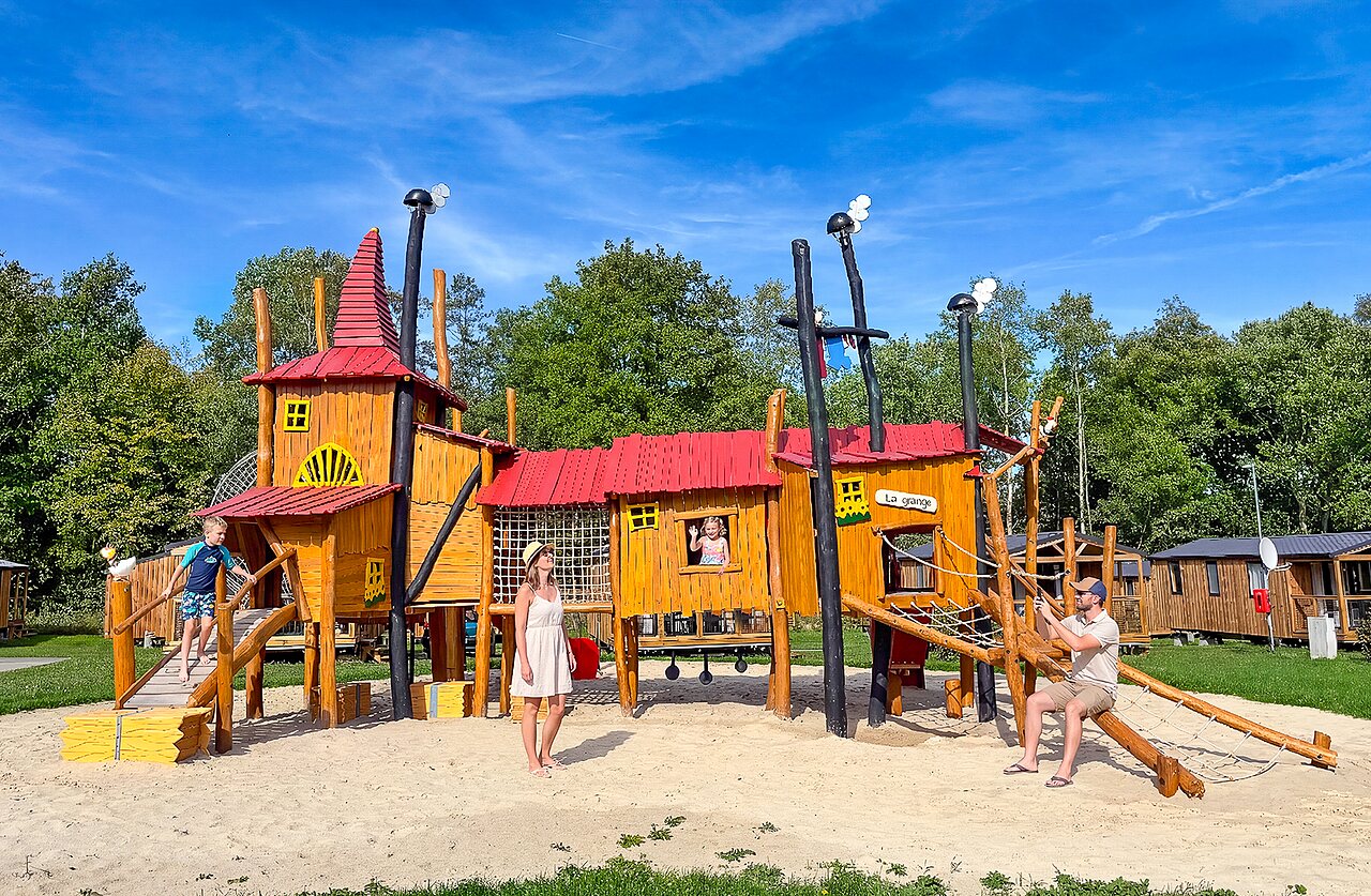 Grote houten speeltuin met piratenschip-thema op camping CAPFUN Tecklenburg in Tecklenburg-Leeden (49).