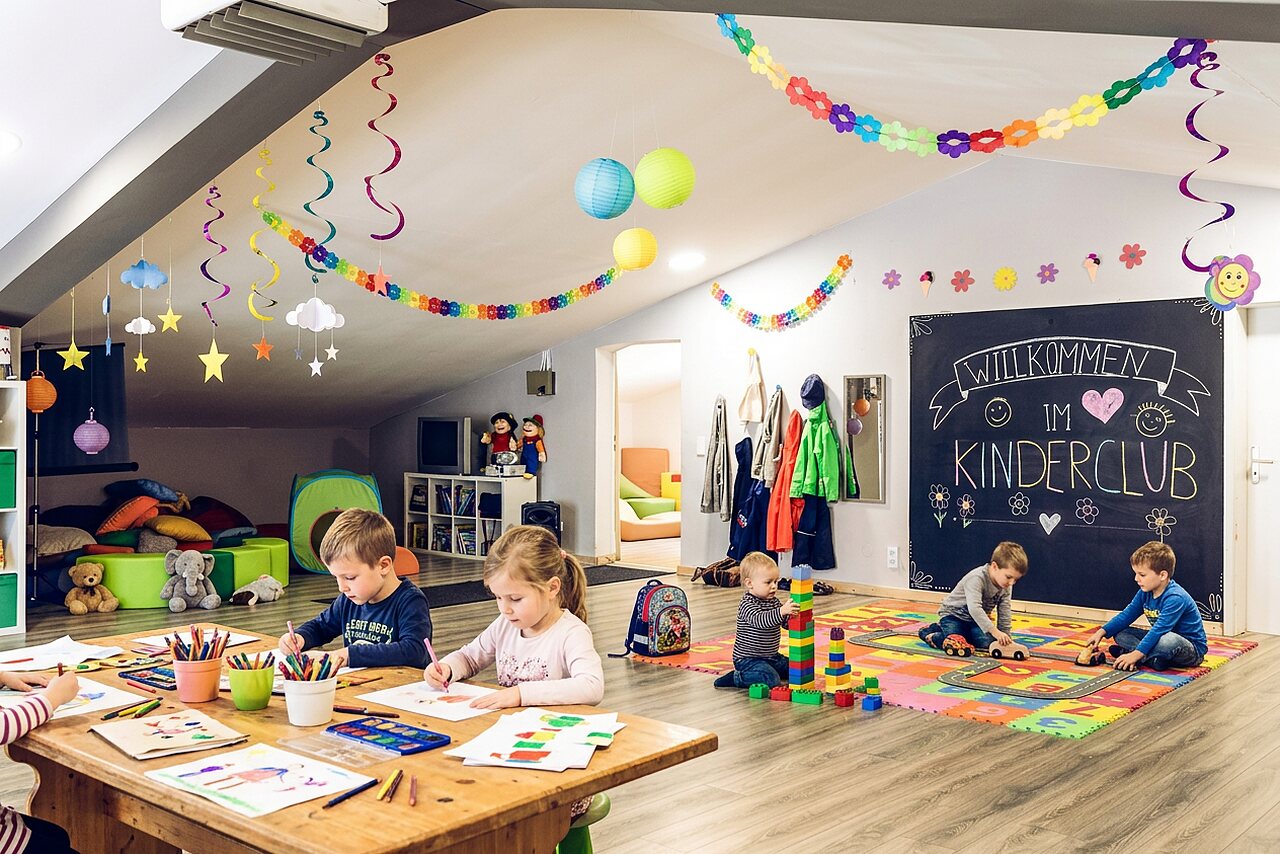Kinderen spelen en tekenen in de levendige kinderclub van camping CAPFUN Tecklenburg in Tecklenburg-Leeden (49).