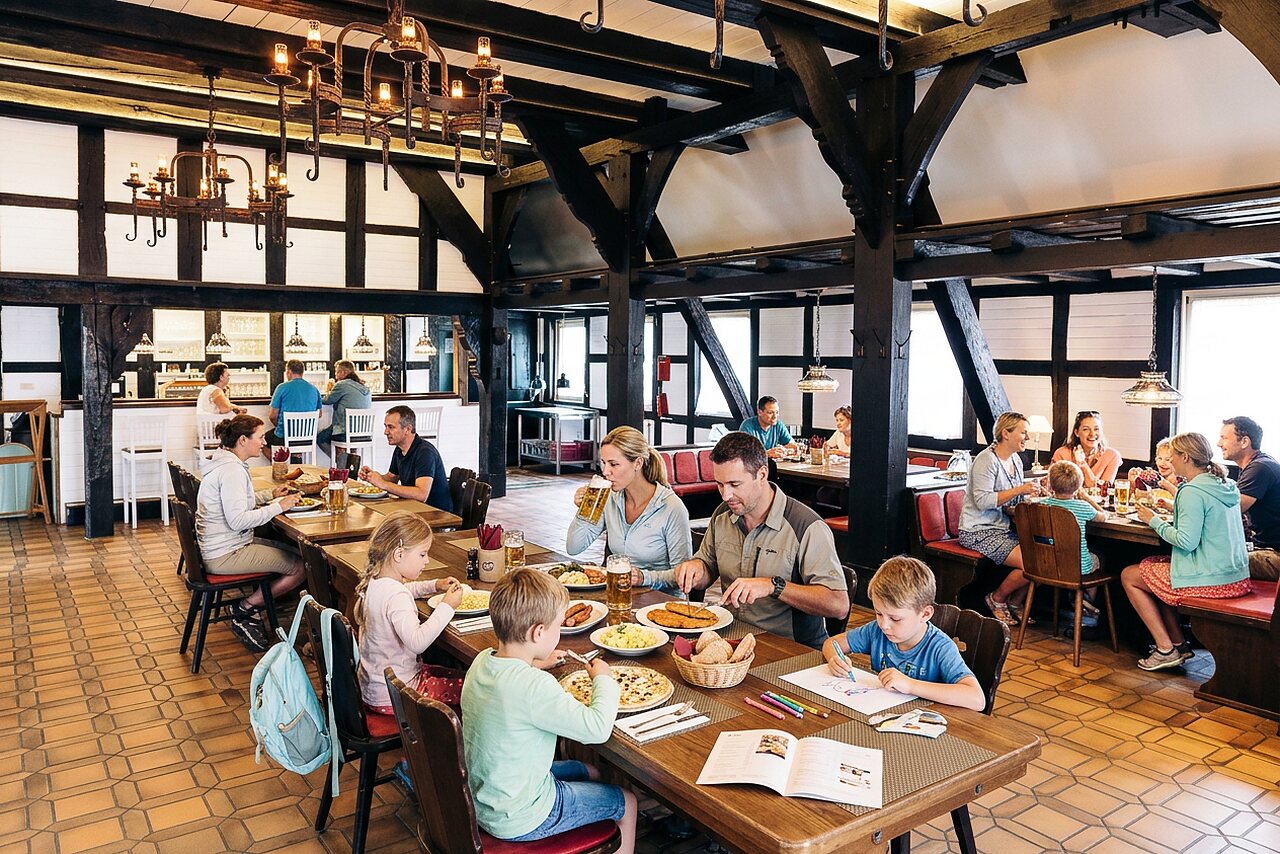 Camping restaurant en bar, families dineren bij CAPFUN Tecklenburg (49).