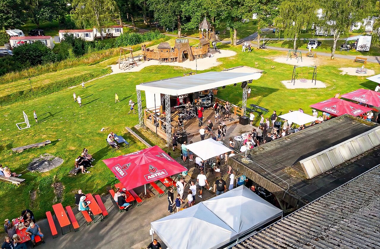 Concertpodium, speeltuin op camping CAPFUN Tecklenburg in Tecklenburg-Leeden (49).
