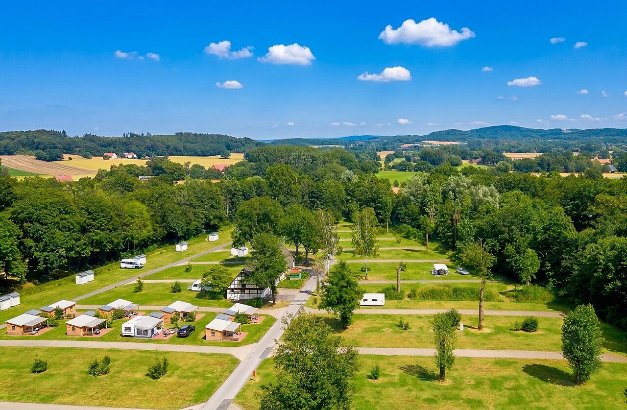 Luchtfoto van de camping, accommodaties en staanplaatsen bij CAPFUN Tecklenburg in Tecklenburg-Leeden.
