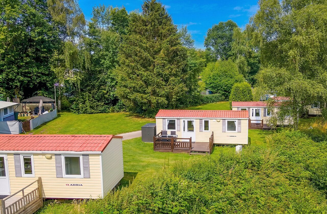 Moderne stacaravans met terrassen, omgeven door natuur op camping CAPFUN Tecklenburg (49).