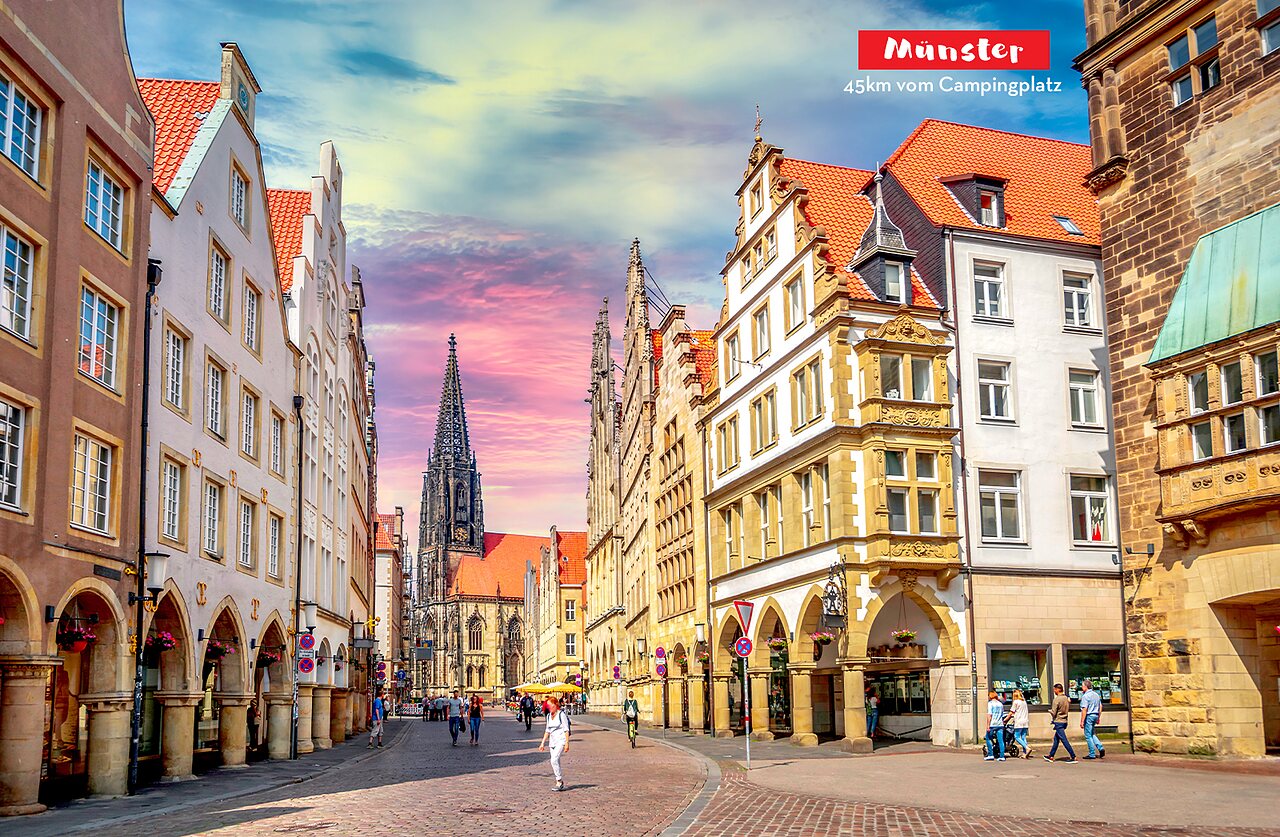 Levendige historische straat in M�nster met traditionele gevels en imposante gotische kerk.