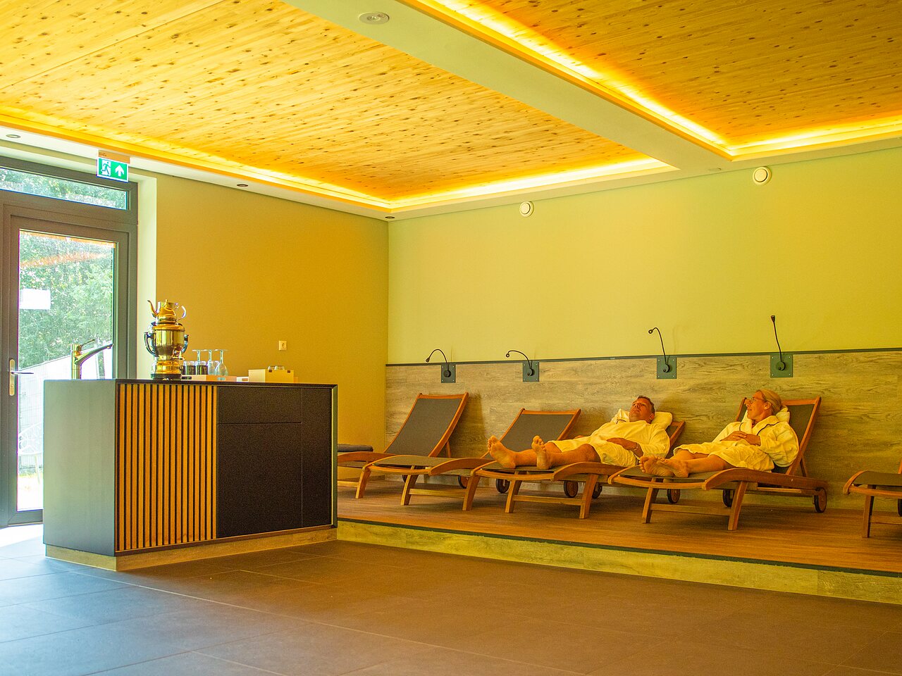 Spa ontspanningsruimte met ligstoelen op camping CAPFUN Tecklenburg in Tecklenburg-Leeden (49).