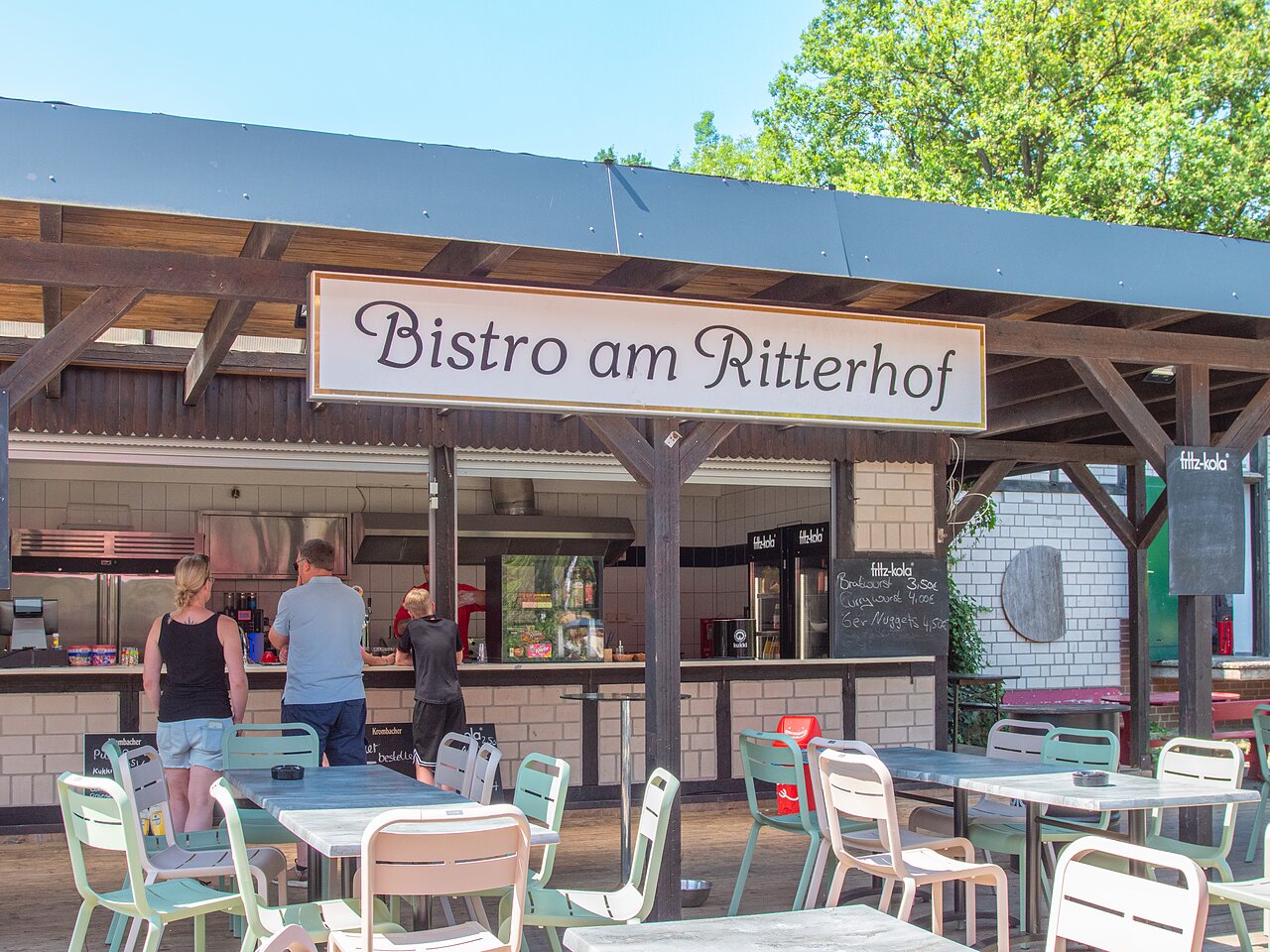 Buitenbistro en restauranttafels op camping CAPFUN Tecklenburg in Tecklenburg-Leeden (49).