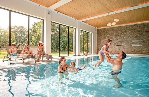 Verwarmd binnenzwembad met familie op camping CAPFUN Tecklenburg in Tecklenburg-Leeden (49).