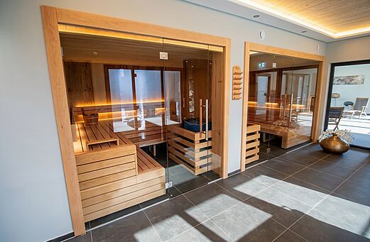Twee moderne houten sauna's met glazen deuren op camping CAPFUN Tecklenburg in Tecklenburg-Leeden (49).