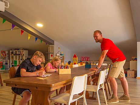 Kinderen tekenen aan tafel met animator op camping CAPFUN Tecklenburg in Tecklenburg-Leeden (49).