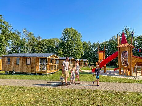 Stacaravans en speeltuin voor kinderen op camping CAPFUN Tecklenburg in Tecklenburg-Leeden.